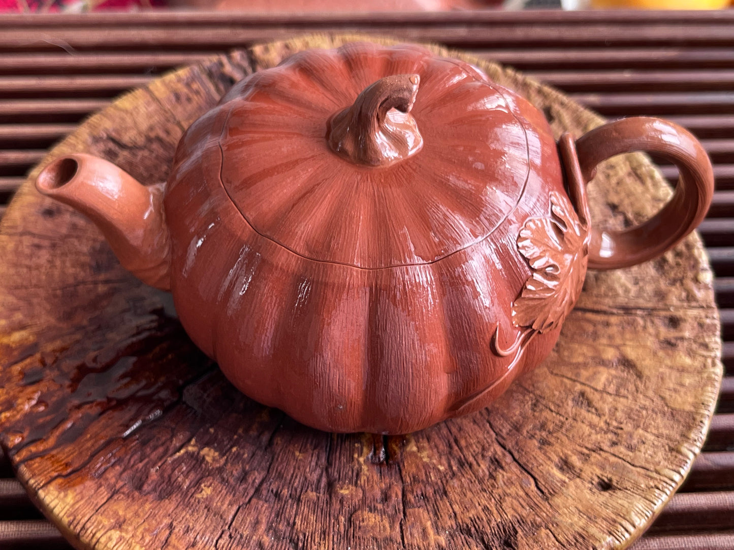 Yixing Zisha Decorative Teapot – Pumpkin Design with Vine Relief (宜兴紫砂观赏壶——南瓜造型浮雕藤蔓)