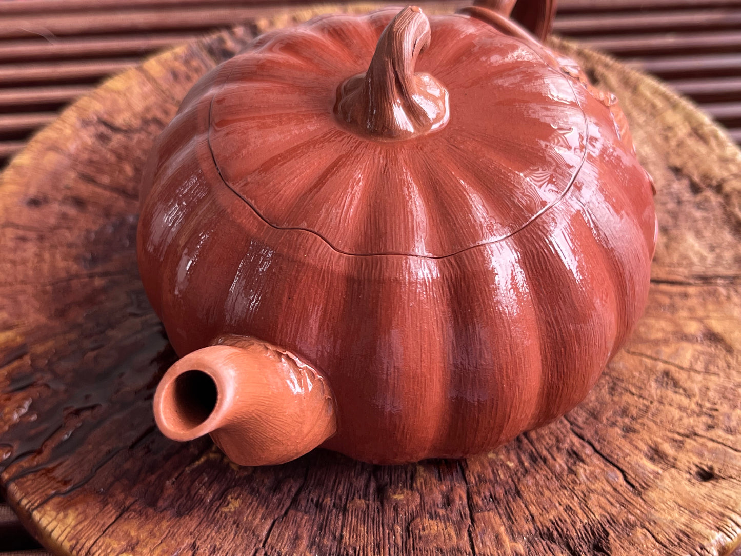Yixing Zisha Decorative Teapot – Pumpkin Design with Vine Relief (宜兴紫砂观赏壶——南瓜造型浮雕藤蔓)