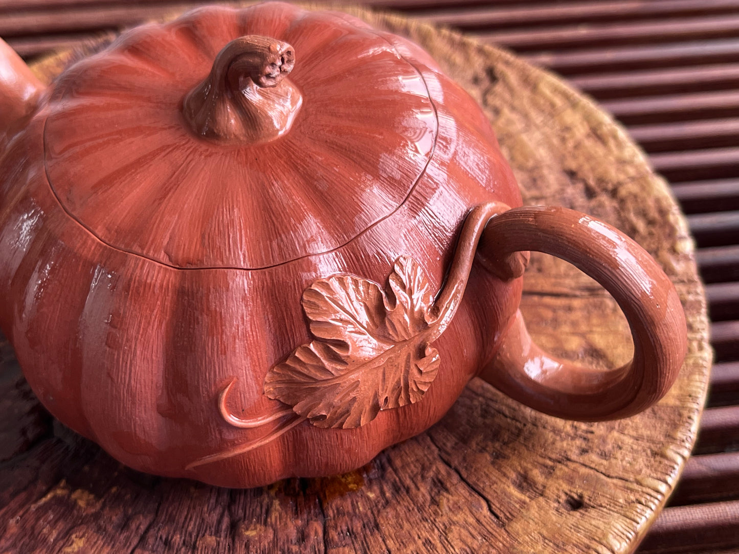 Yixing Zisha Decorative Teapot – Pumpkin Design with Vine Relief (宜兴紫砂观赏壶——南瓜造型浮雕藤蔓)