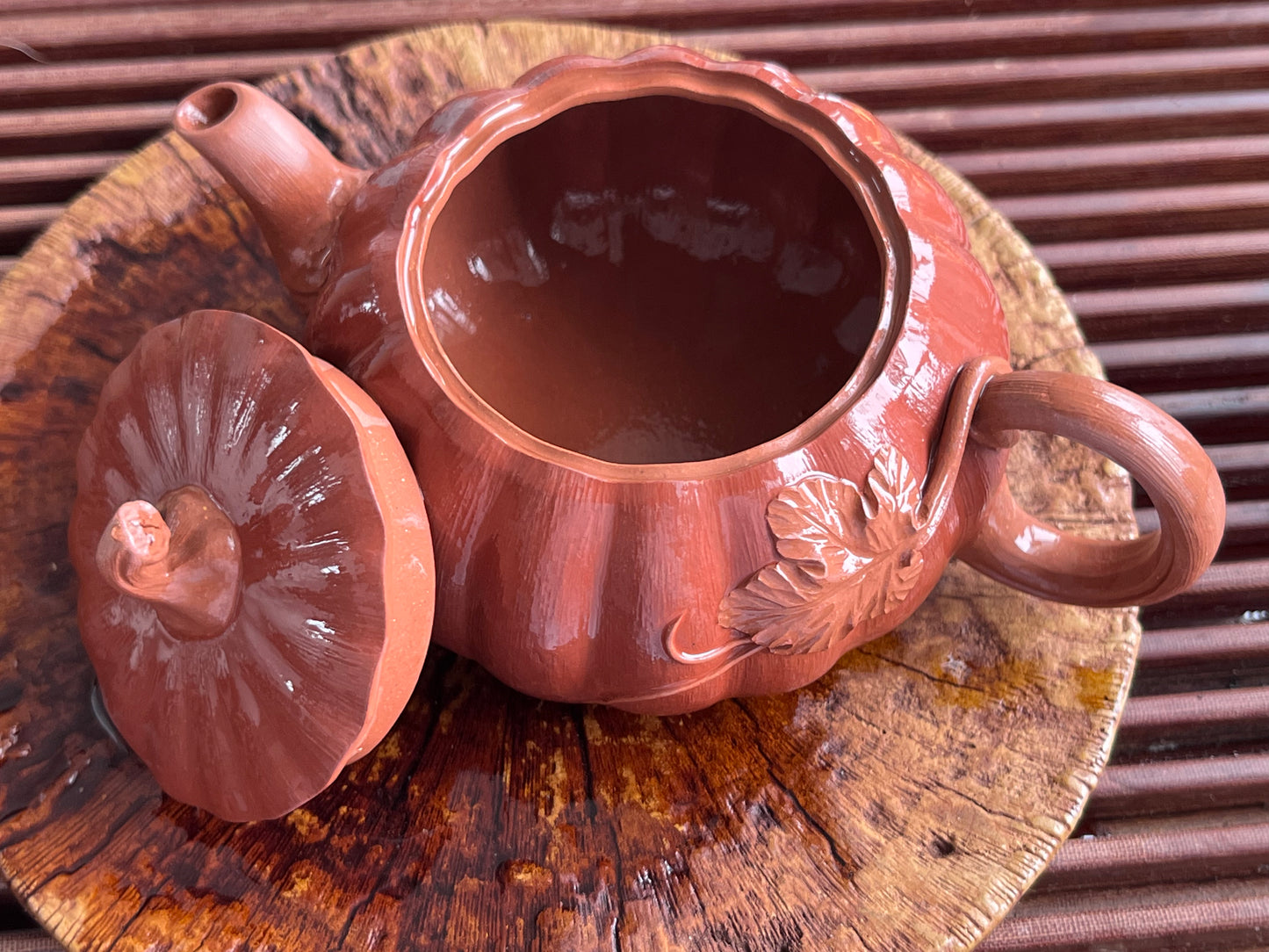 Yixing Zisha Decorative Teapot – Pumpkin Design with Vine Relief (宜兴紫砂观赏壶——南瓜造型浮雕藤蔓)